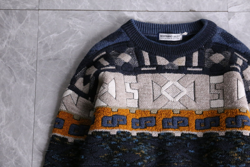 rundom pattern crew-neck sweater