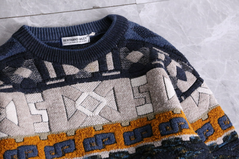 rundom pattern crew-neck sweater