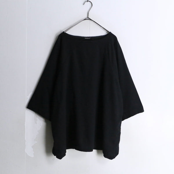 black wool loose cutsew