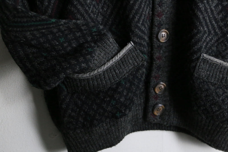 Geometric patterns two pocket cardigan