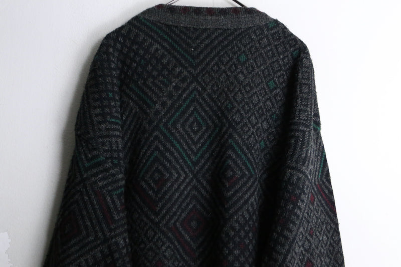 Geometric patterns two pocket cardigan