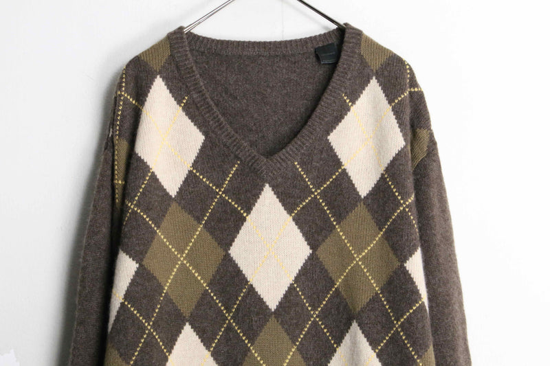 brown base argyle check V-neck knit