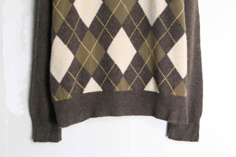 brown base argyle check V-neck knit