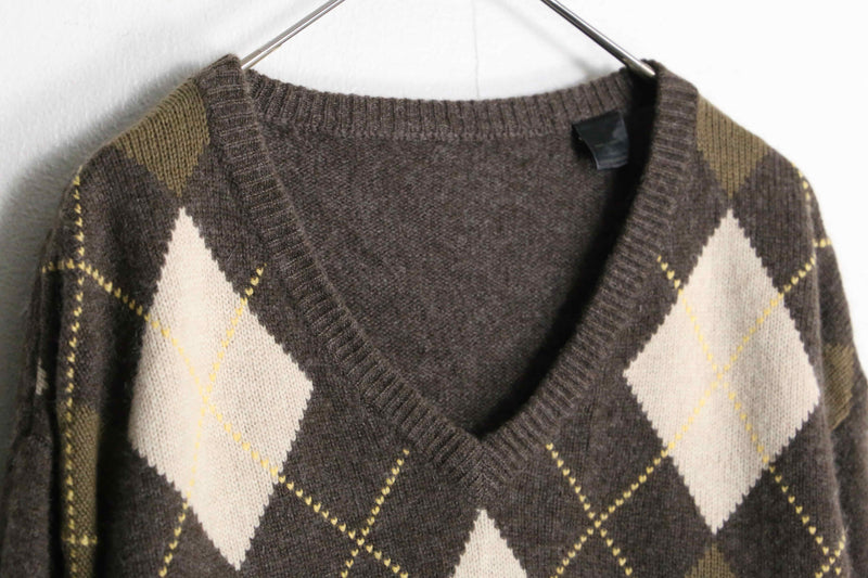 brown base argyle check V-neck knit