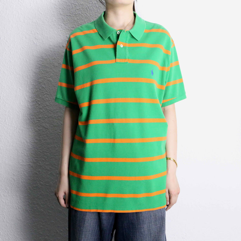 【SINNERS ATTIRE】STRIPE POLO ポロシャツ 日本未入荷 Signature Stripe Bar” 半袖ポロシャツ