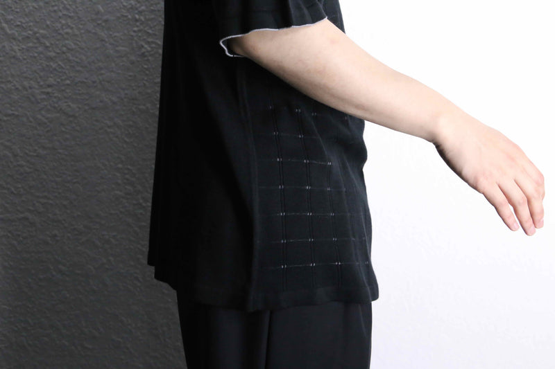 monotone block check design silk knit Tee