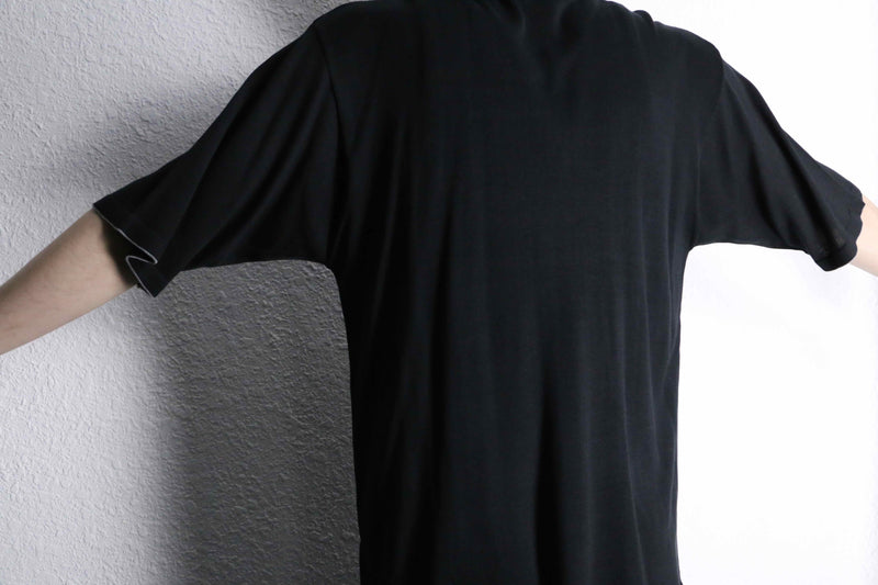 monotone block check design silk knit Tee