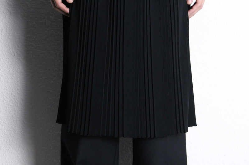black middle length knit skirt