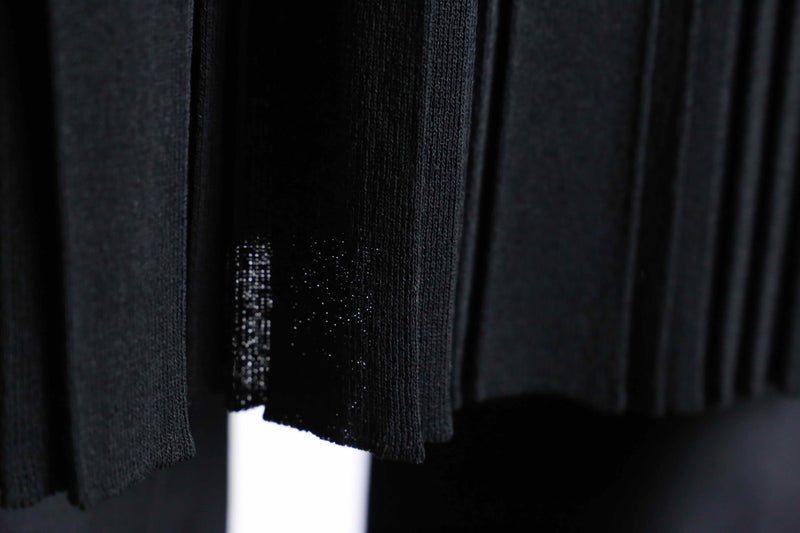 black middle length knit skirt