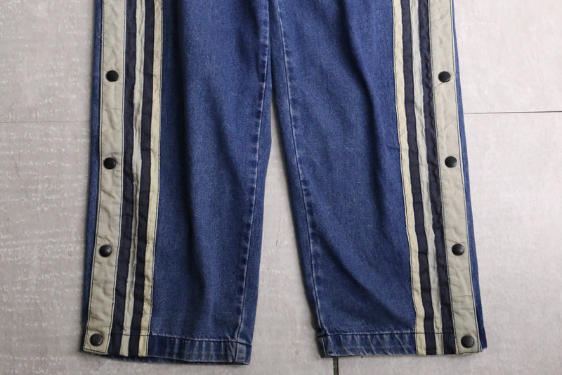 side gimmick loose denim pants