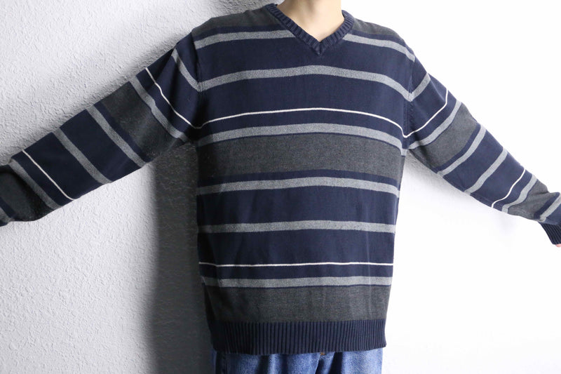 gradation stripe v neck knit