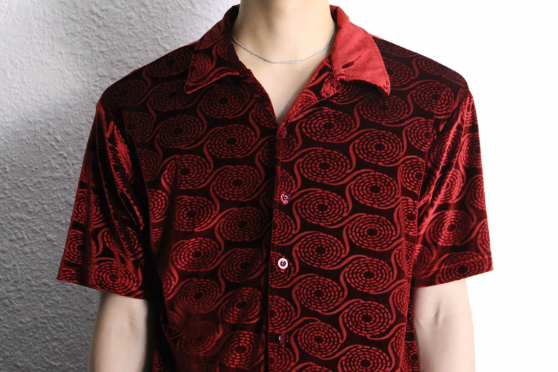 red velours total geometry pattern S/S shirt