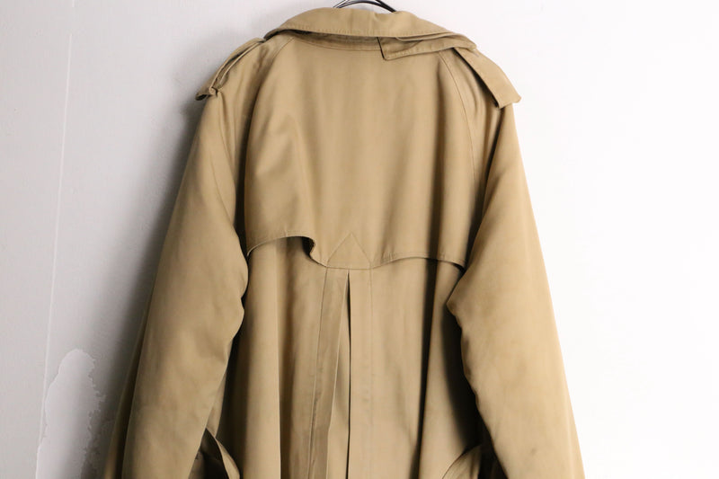 Burberry’s “一枚袖” beige trench coat