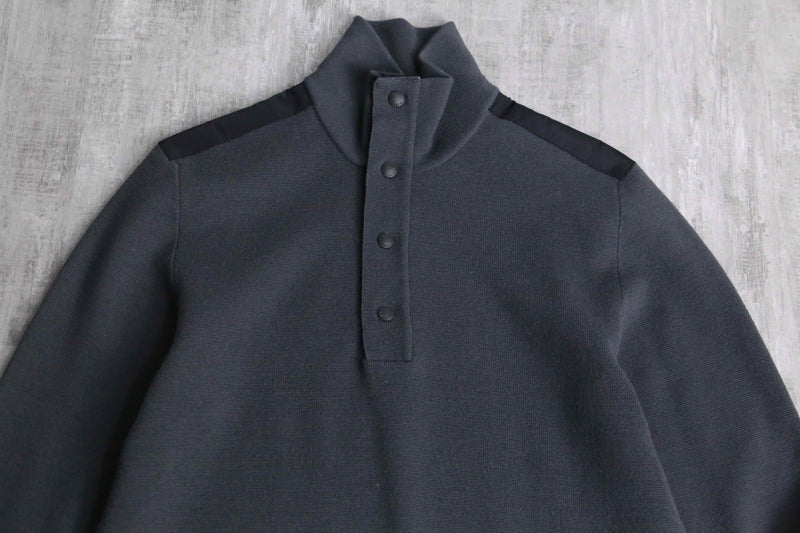 “BANANA REPUBLIC” snap button high neck knit
