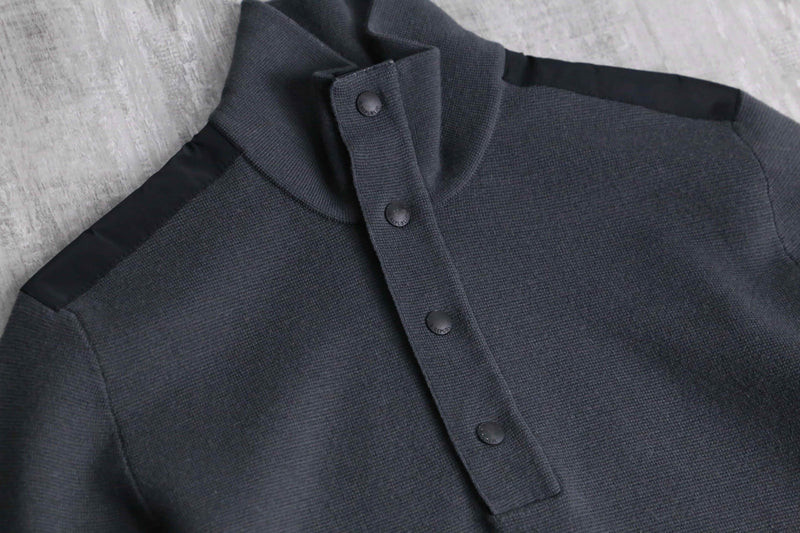 “BANANA REPUBLIC” snap button high neck knit