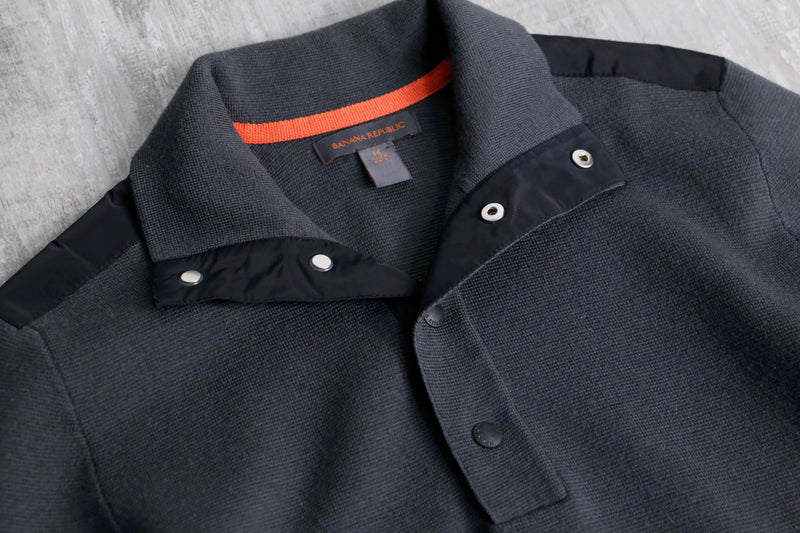 “BANANA REPUBLIC” snap button high neck knit