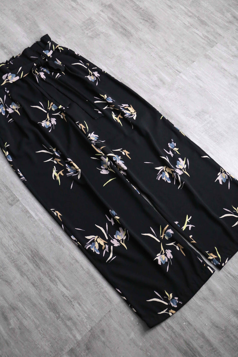 pale flower pattern black wide pants