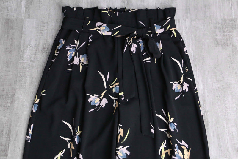 pale flower pattern black wide pants