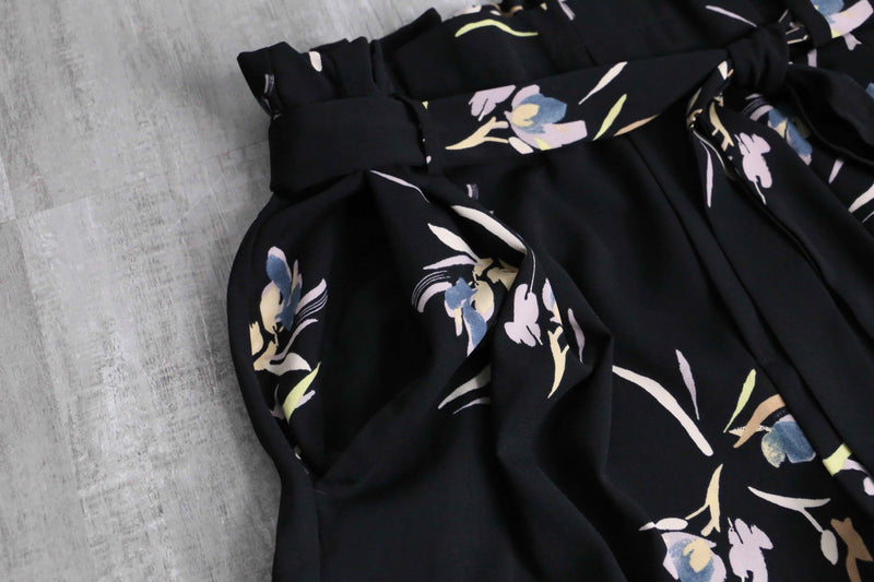 pale flower pattern black wide pants