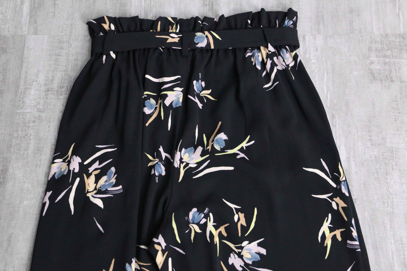 pale flower pattern black wide pants