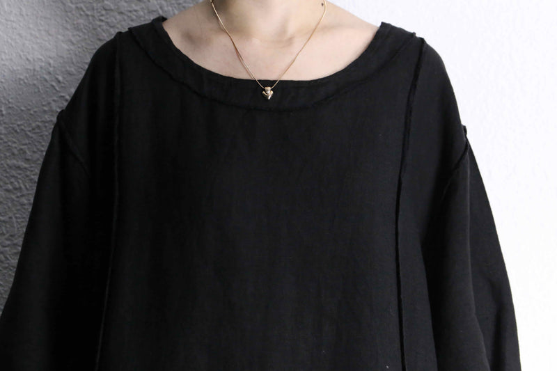 black deformation pocket U neck pull over