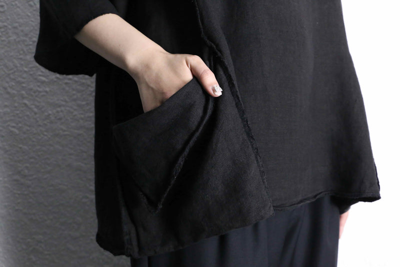 black deformation pocket U neck pull over