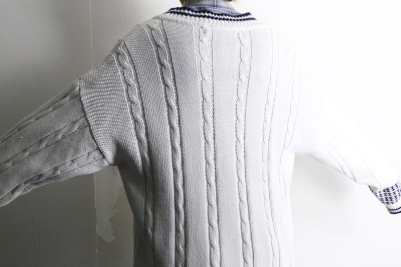 V neck loose silhouette knit