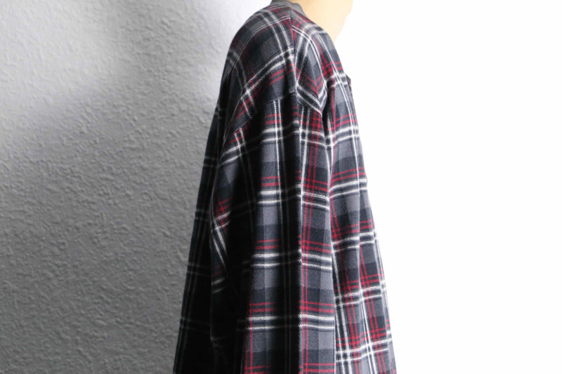 "Eddie Bauer" check henley neck cut and sew