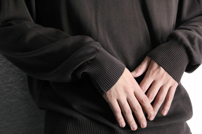 “woven dog” design brown cotton knit