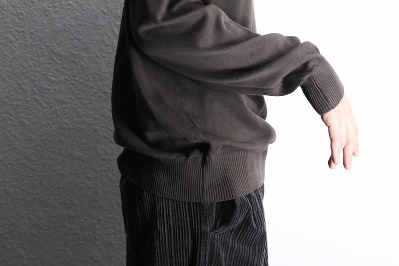 “woven dog” design brown cotton knit