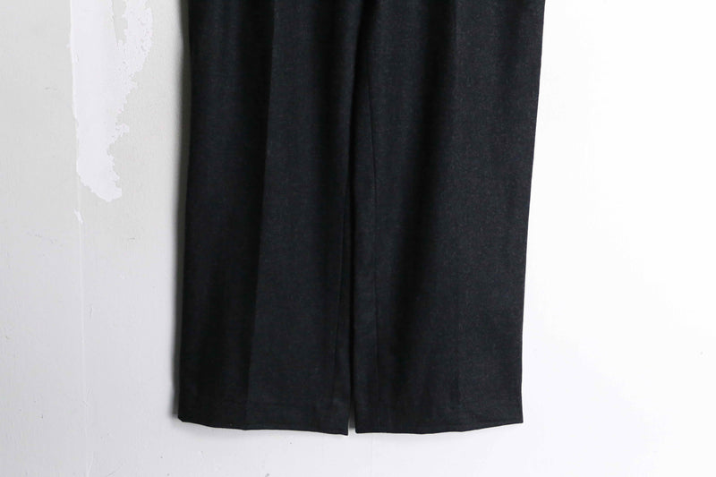 black color 2tuck slacks