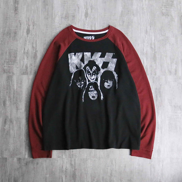 “KISS” waffle textile raglan tee