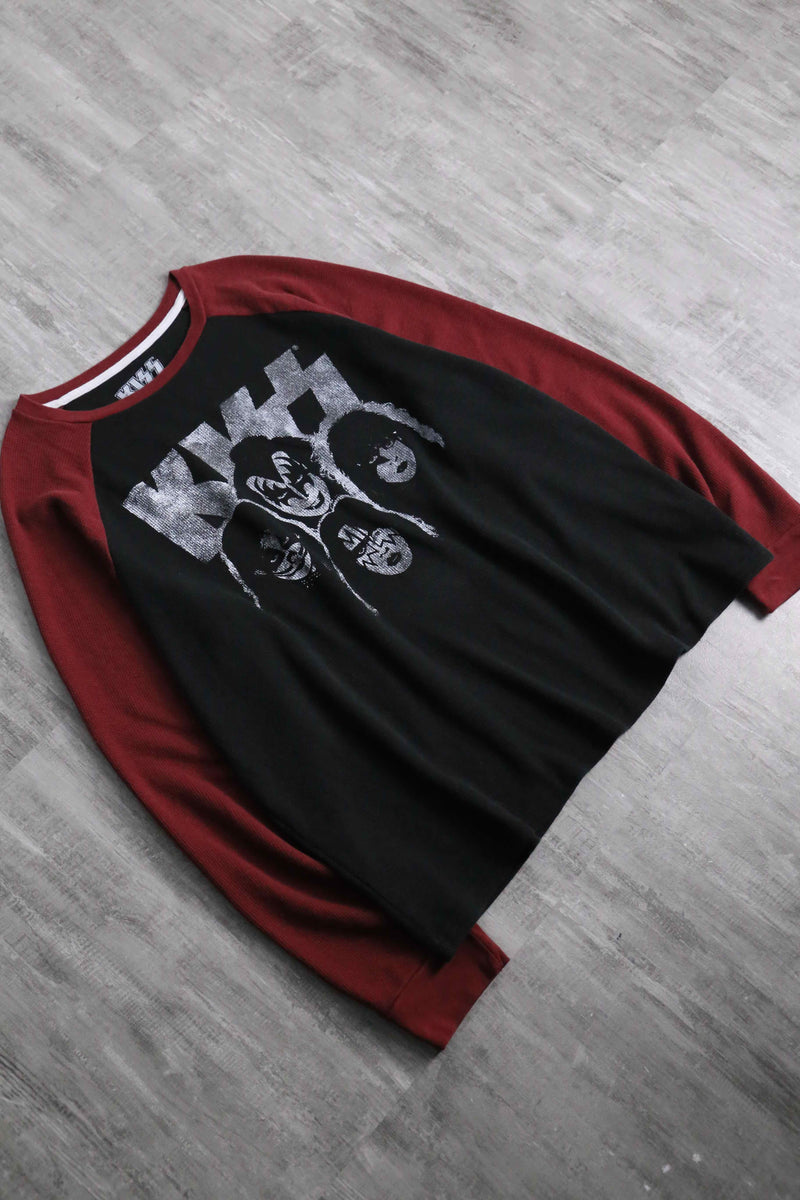 “KISS” waffle textile raglan tee