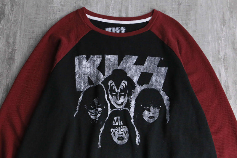“KISS” waffle textile raglan tee
