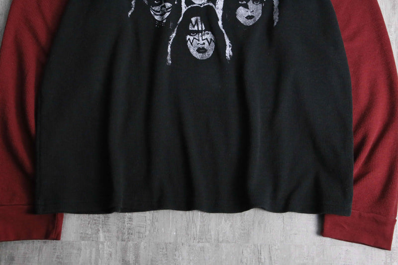 “KISS” waffle textile raglan tee