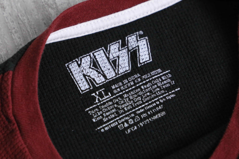“KISS” waffle textile raglan tee
