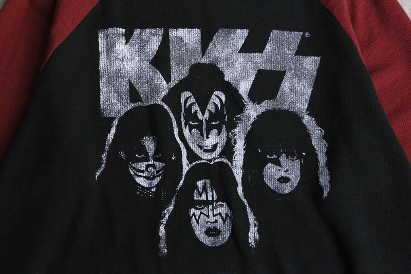 “KISS” waffle textile raglan tee