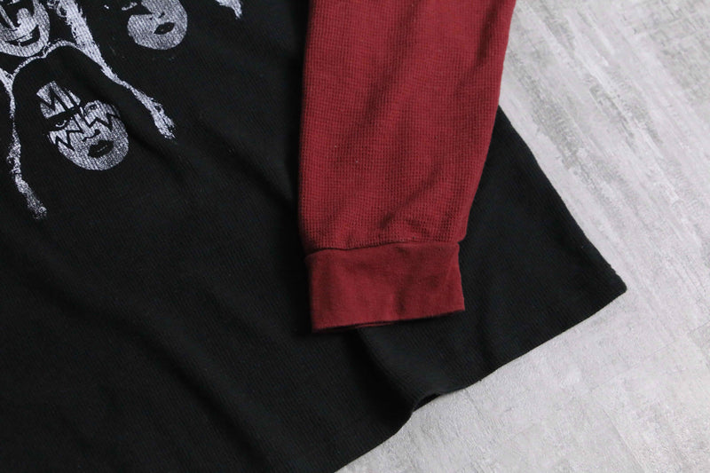 “KISS” waffle textile raglan tee