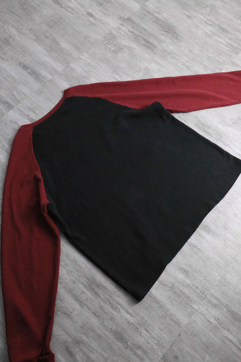 “KISS” waffle textile raglan tee