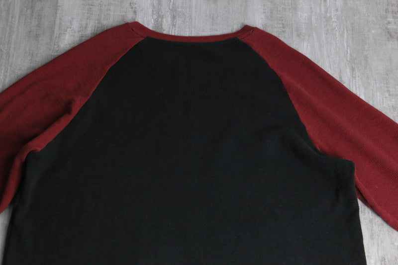 “KISS” waffle textile raglan tee