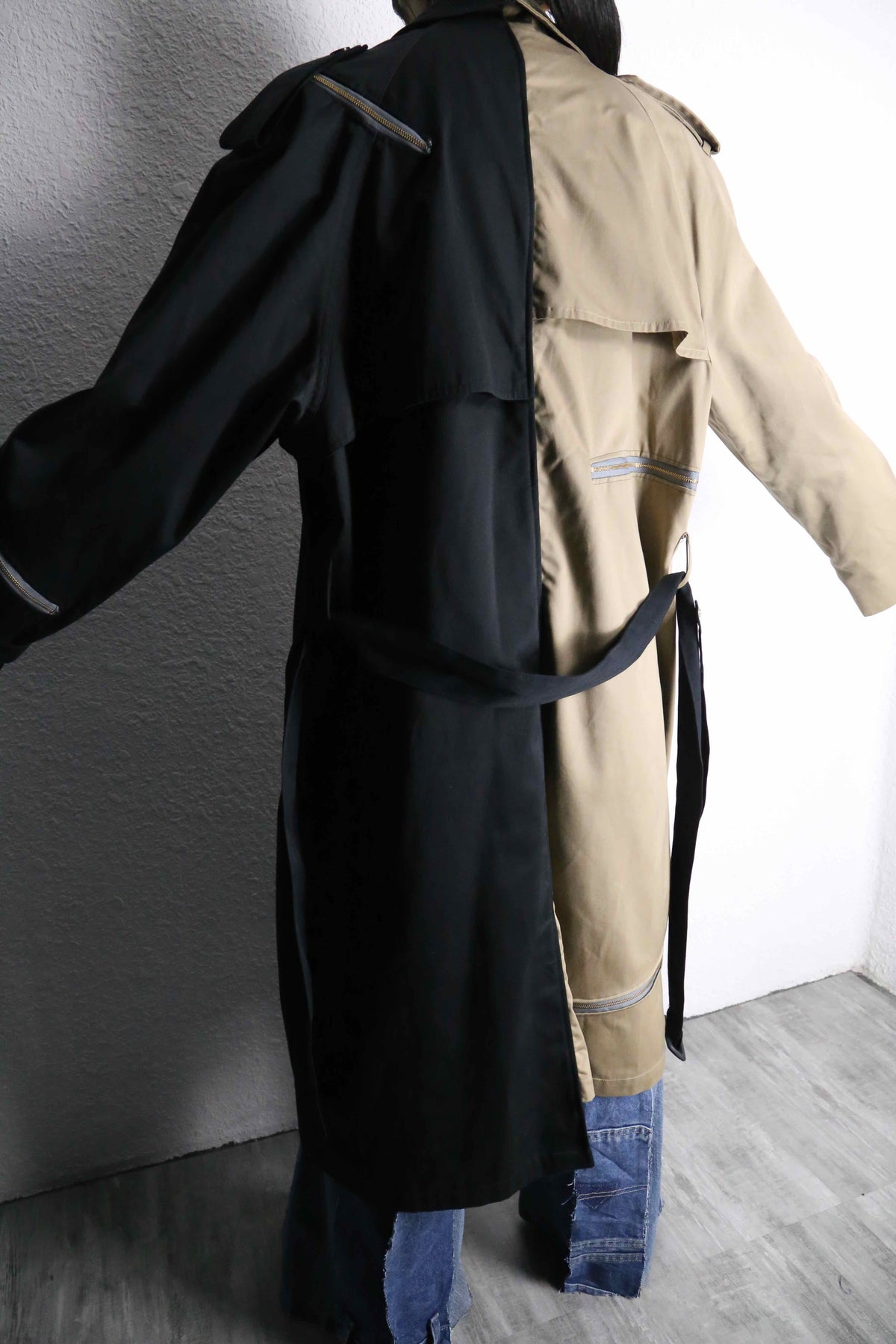 Re:make” beige × black zip trench coat