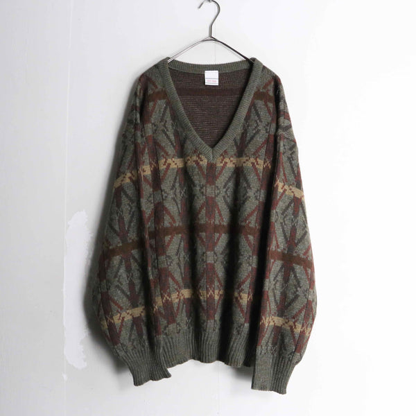 green base geometric design knit