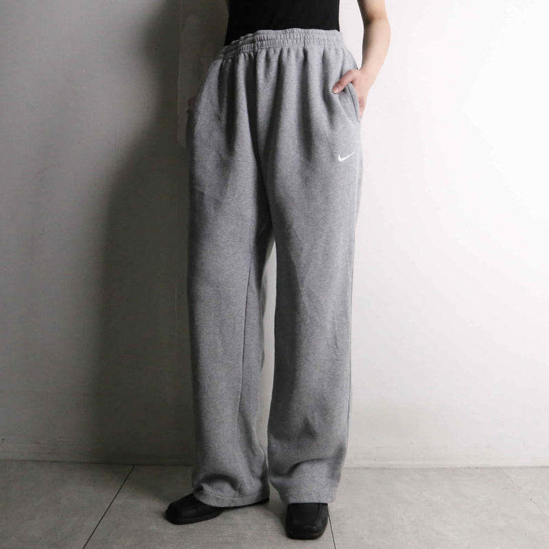 "NIKE" light gray color no ribs sweat pants