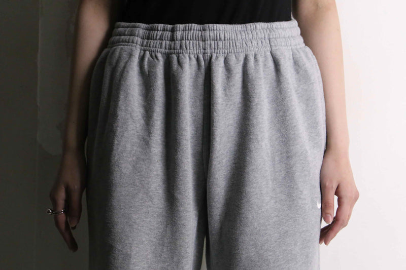 "NIKE" light gray color no ribs sweat pants