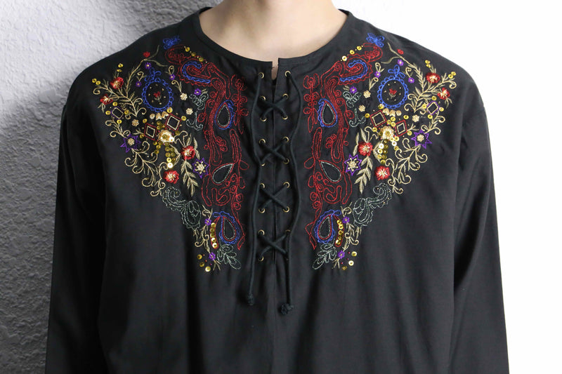 black base flower emb lace up pullover