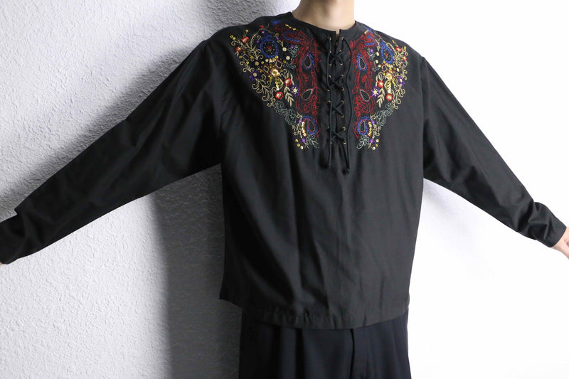 black base flower emb lace up pullover