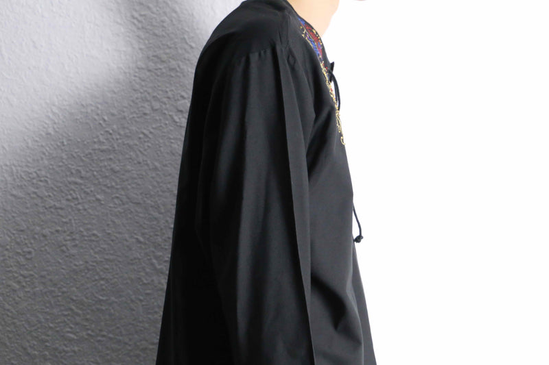 black base flower emb lace up pullover