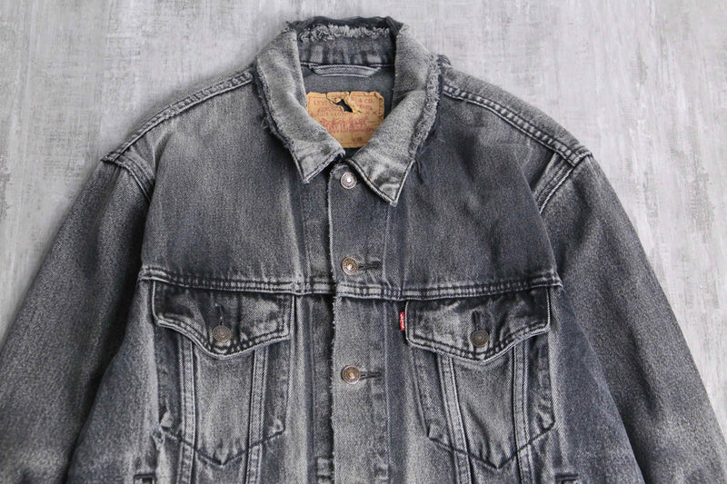 ”Levi’s”  gray color hi damage denim tracker jacket