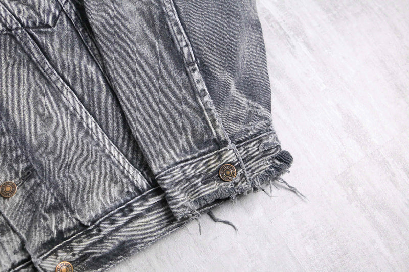 ”Levi’s”  gray color hi damage denim tracker jacket