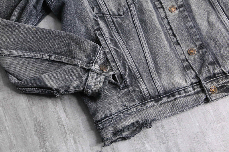 ”Levi’s”  gray color hi damage denim tracker jacket